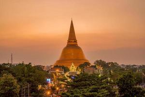 Tramonto a Phra Pathom Chedi Nakhon Pathom Province, Thailandia foto