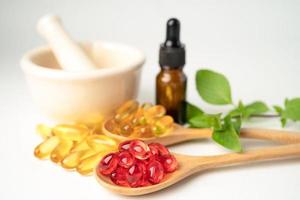 medicina alternativa capsula organica a base di erbe con vitamina e foto
