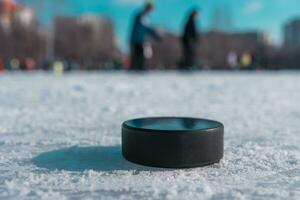 hockey disco bugie su il neve macro foto