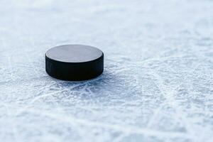 nero hockey disco bugie su ghiaccio a stadio foto