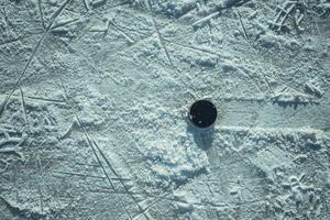 hockey disco bugie su il neve macro foto
