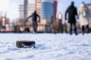 hockey disco bugie su il neve macro foto