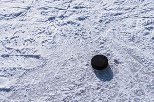 hockey disco bugie su il neve avvicinamento foto