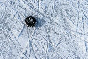 hockey disco bugie su il neve avvicinamento foto