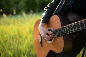 donna musicista giocando acustico chitarra nel natura foto