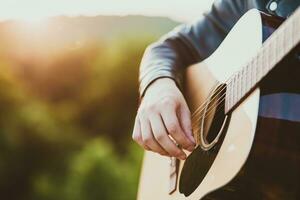 uomo giocando chitarra nel natura su un' soleggiato giorno foto