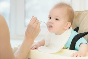 madre alimentazione sua bambino Seno porridge giorno foto