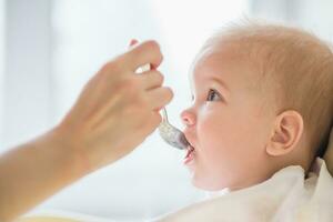 madre alimentazione sua bambino Seno porridge giorno foto