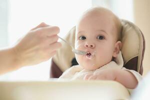 mamma feed sua nove mesi bambino a casa foto