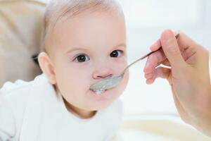 mamma feed sua nove mesi bambino a casa foto