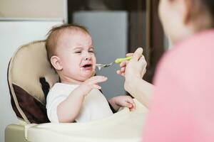 mamma feed il bambino chi è cattivo foto