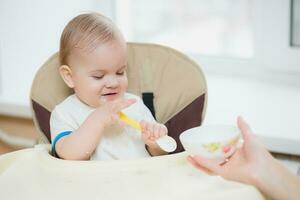 madre alimentazione sua bambino Seno porridge giorno foto