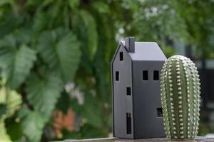 modello di casa in miniatura con sfondo verde natura foto