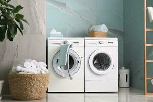 moderno lavaggio macchina con asciugamani nel bagno. generativo ai. foto