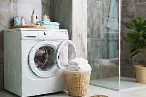 moderno lavaggio macchina con asciugamani nel bagno. generativo ai. foto