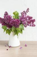 bouquet di fiori lilla in vaso