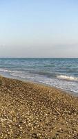 paesaggio marino con spiaggia di ciottoli foto