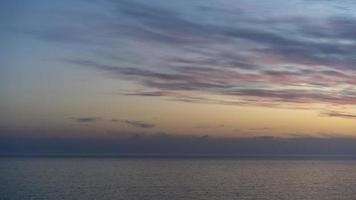 paesaggio marino con un bellissimo tramonto sullo sfondo del mare foto