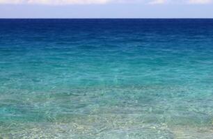 sfondo della superficie dell'acqua blu foto