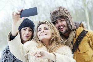 gruppo di persona assunzione autoscatto nel inverno foresta foto