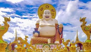 Architettura colorata e statue al tempio di Wat Plai Laem sull'isola di Koh Samui, Surat Thani, Thailandia foto