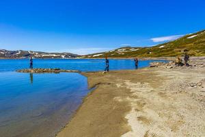 escursionisti al lago vavatn a hemsedal, norvegia foto