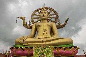 statua dorata del buddha al tempio di wat phra yai, koh samui, thailandia foto