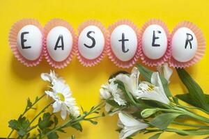 contento Pasqua. Pasqua testo su bianca uova con primavera fiori foto