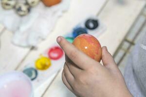 poco ragazzo pittura Pasqua uova foto