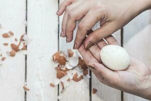 donna pulizia bollito uova a partire dal il conchiglia foto