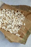 Popcorn con carta su il marmo foto