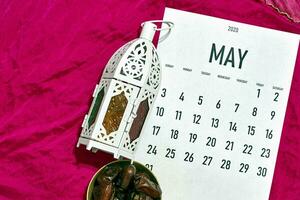 aprile mensile calendario su rosso foto