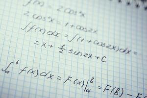 scuola a casa. studiando matematica nel quarantena durante covid-19 pandemia foto