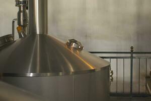 fabbrica di birra inossidabile acciaio carri armati. attività commerciale concetto fermentato birra, birra produzione foto