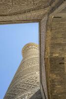 minareto Kalyan. uno di il più grande edifici nel il est. grande minareto o minareto di Morte. coperto con ceramica piastrelle, che rappresentano diverso forme quadrato, cerchio, metà cerchio e triangolo. foto