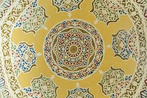 Buchara, Uzbekistan - marzo 13, 2019 tradizionale islamico ornamento elementi dipinto dentro di il cupola foto