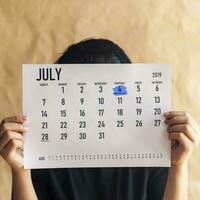 donna Tenere calendario con segnato giorno luglio 4, 2019 - noi indipendenza giorno foto