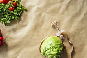 fresco verde cavolo verdura con misurare nastro su Marrone carta sfondo foto