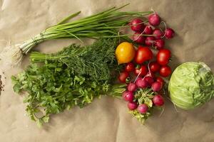 salutare cibo sfondo. assortimento di fresco verdure su carta sfondo foto