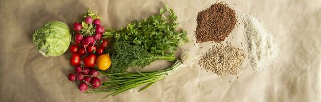 salutare cibo sfondo. assortimento di fresco verdure su carta sfondo foto