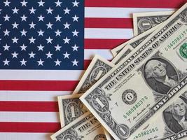 banconote in dollari e bandiera degli stati uniti