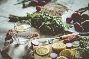 salutare vegano cibo sfondo con taglio tavola e Limone fette. superiore Visualizza per biologico cibo sfondo con taglio tavola e Limone fette foto