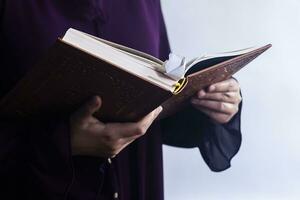 preghiere giovane musulmano donna. mezzo orientale ragazza preghiere e lettura il santo corano. musulmano donna studiando il Corano foto