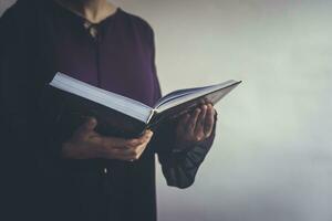 preghiere giovane musulmano donna. mezzo orientale ragazza preghiere e lettura il santo corano. musulmano donna studiando il Corano foto