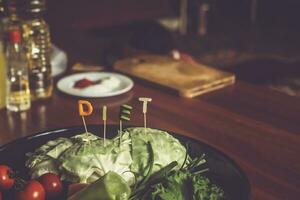 dieta parola fatto tagliare a partire dal verdure e piatto di fresco verdure. salutare cibo concetto foto