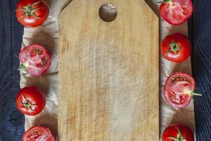 insalata ingredienti. fresco crudo verdure su Di legno. salutare cucinando insalata foto