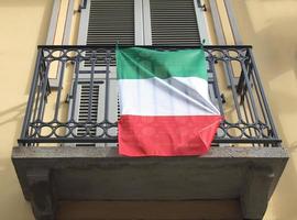bandiera italiana sul balcone foto