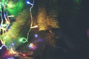 avvicinamento Visualizza di Natale albero decorato con ghirlanda luci foto