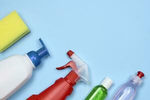 pulizia e igiene prodotti su blu foto