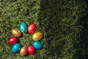 colorato Pasqua uova su il erba foto